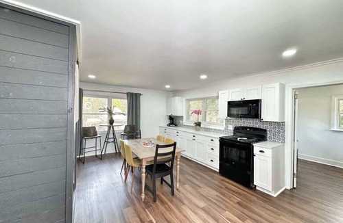 Belle Mina House | Modern 4BR - Displaced Families - Corporate Stays - 2 Living Rooms + Fire Pit