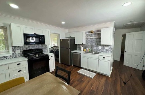 Belle Mina House | Modern 4BR - Displaced Families - Corporate Stays - 2 Living Rooms + Fire Pit