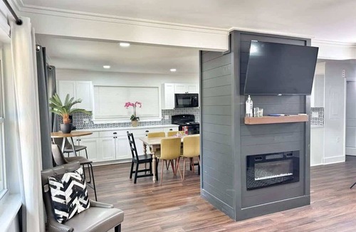 Belle Mina House | Modern 4BR - Displaced Families - Corporate Stays - 2 Living Rooms + Fire Pit