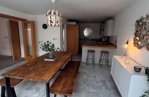 Winterbourne House | Modern 4BR House for Families and Groups
