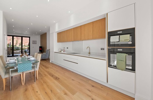 Coulsdon West Apartment | Modern 4BR Home, Ideal for Long Stays & Relocation