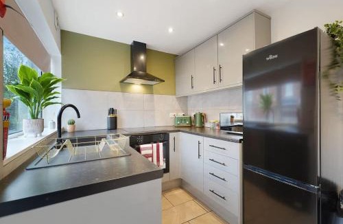 Darlington House | Modern 4BR Home with Easy Access to Town and Station