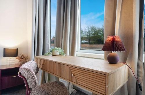 Darlington House | Modern 4BR Home with Easy Access to Town and Station