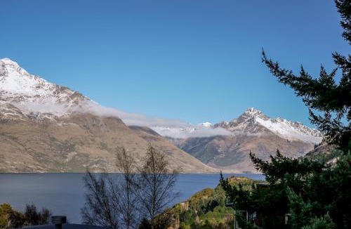 Fernhill House | Modern 4BR Lake & Mountain Views