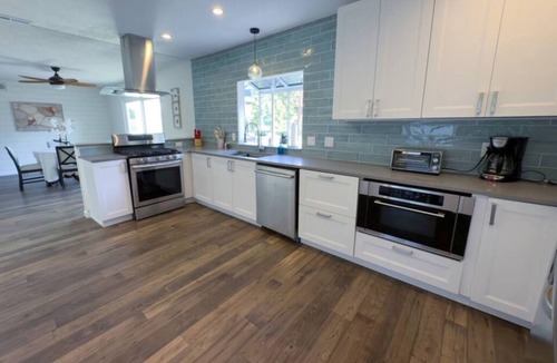 Thousand Oaks House | Modern 4BR Retreat With Yard, Garage With EV Outdoor Plug for Electric Cars!