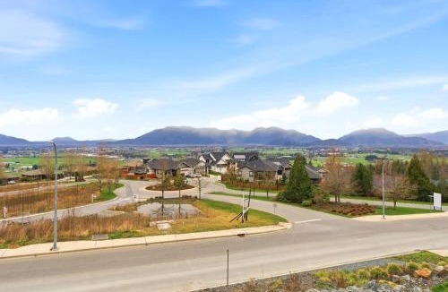 Eastern Hillsides House | Modern 4BR Suite with Mountain Views