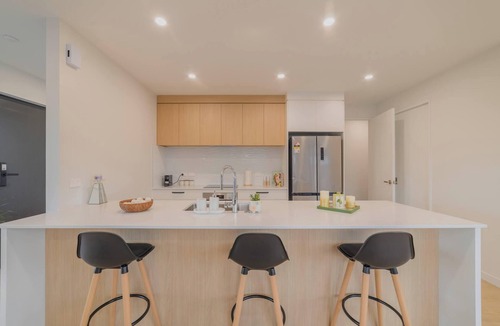 Hornby Apartment | Modern 4BR with Billiards & Bright Living