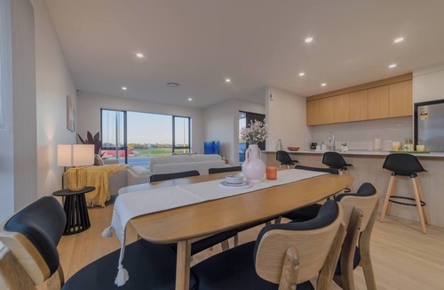 Hornby Apartment | Modern 4BR with Billiards & Bright Living