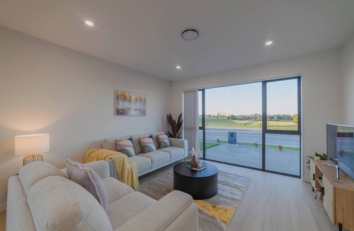 Hornby Apartment | Modern 4BR with Billiards & Bright Living