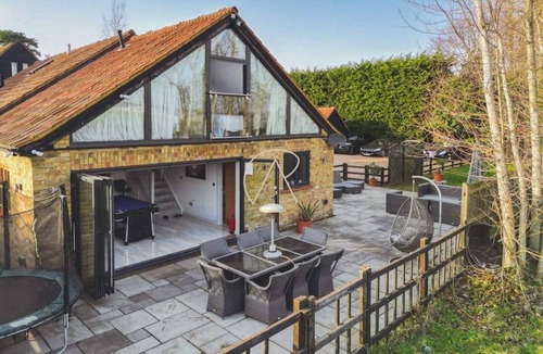 Bray on Thames House | Modern 5 Bed Barn Conversion in Dorney By Tempstay