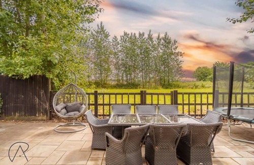 Bray on Thames House | Modern 5 Bed Barn Conversion in Dorney By Tempstay