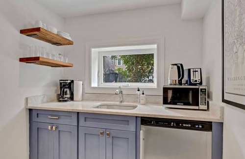 Truxton Circle House | Modern 5 Bed Luxe Rowhome w Patio deal for Groups