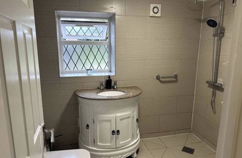 Erdington House | Modern 5 bedroom | Close to M6 | Fast Wi-Fi