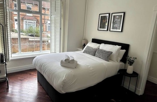 Erdington House | Modern 5 bedroom | Close to M6 | Fast Wi-Fi