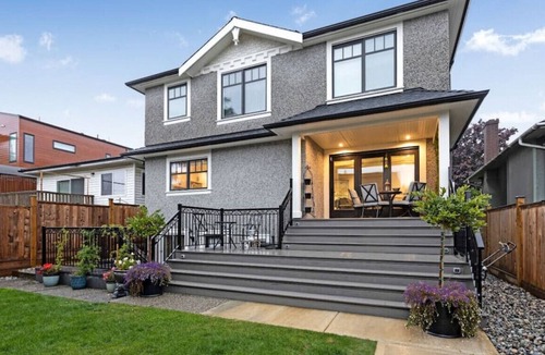 Vancouver South House | Modern 5-Bedroom Vancouver Home in Peaceful Area