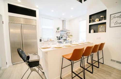 Washington House | Modern 5BR DC Home Free Parking Steps from Metro Family-Friendly