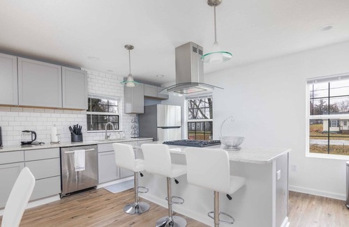 Des Moines House | Modern 5BR home, Ping Pong & wifi