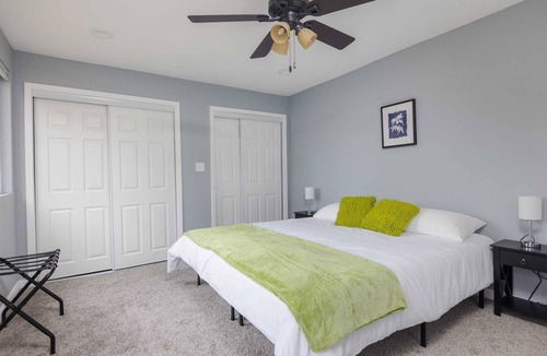 Des Moines House | Modern 5BR home, Ping Pong & wifi