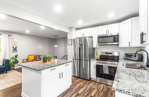 Decatur House | Modern 5BR Oasis, Sleeps 12 & 15 Min to Downtown