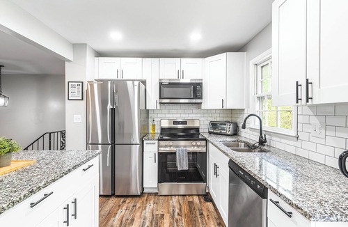 Decatur House | Modern 5BR Oasis, Sleeps 12 & 15 Min to Downtown