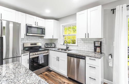 Decatur House | Modern 5BR Oasis, Sleeps 12 & 15 Min to Downtown