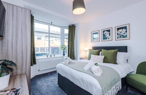Droylsden House | Modern 6 Bed House with Ensuites by 53 Degrees Property, Perfect for Business and Groups