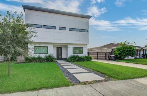 Greater Third Ward House | Modern 6 Bedroom Smarthome Near Downtown Sleeps 20