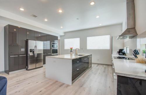 Greater Third Ward House | Modern 6 Bedroom Smarthome Near Downtown Sleeps 20