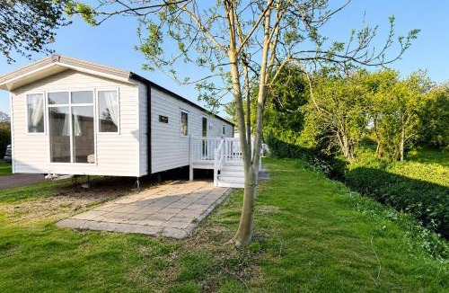 Clacton-on-Sea House | Modern 6 Berth Caravan With Decking To The Side At Valley Farm Ref 46946Sb