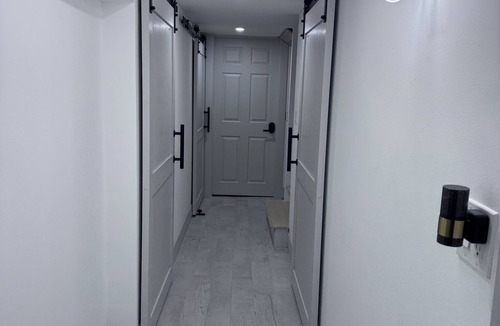 North Mayfair House | Modern 6 BR 3 Baths 11 beds Sleeps 17 Birthday