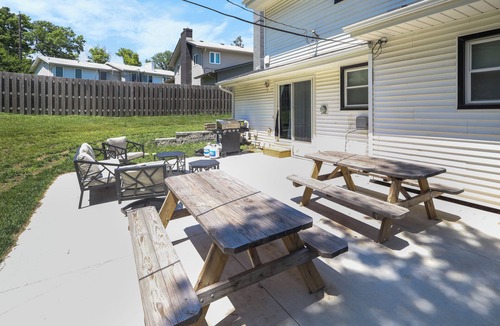 West Omaha House | Modern 6BR West Omaha, 2-Car Garage, W/D, Smart TV, Pet-Friendly, 1 Gbps