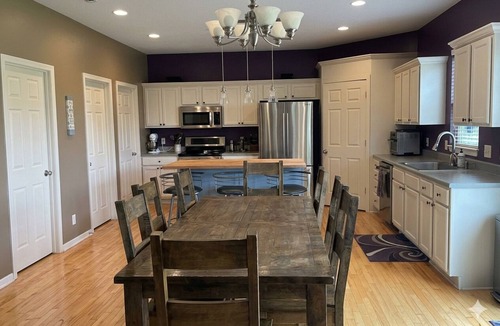 West Des Moines House | Modern 6BR West Des Moines Home with Outdoor Oasis
