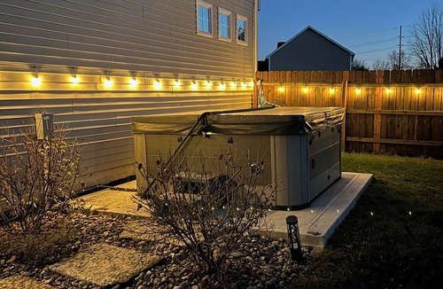 West Des Moines House | Modern 6BR West Des Moines Home with Outdoor Oasis