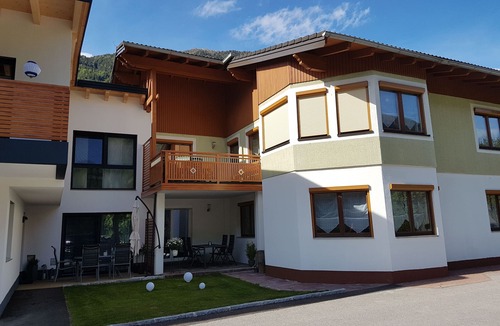 Flattach Apartment | Modern 75m² apartment for 2 to 5 people with fireplace and beautiful mountain views!