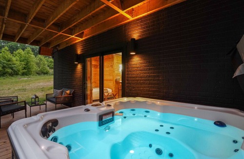 McArthur Cabin | Modern A-Frame + Barrel Sauna | Hot Tub | Kid`s Fort | Private Trails