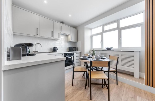 Southgate Green Apartment | Modern AC Studio Arnos Grove 3 Beds Tube Access Parking & Wifi