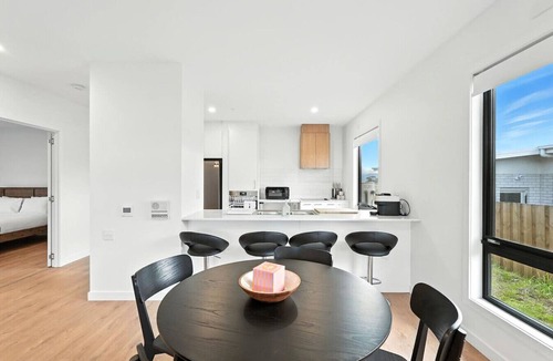 Old Beach Apartment | Modern & Accessible | Old Beach