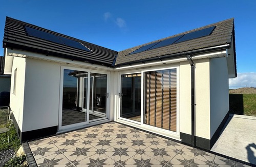 Llanybri House | Modern accommodation with scenic views of Llansteffan.