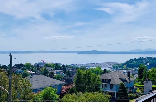 West Queen Anne Apartment | Modern, airy and bright, this private apartment sits on the top of Queen Anne hill.