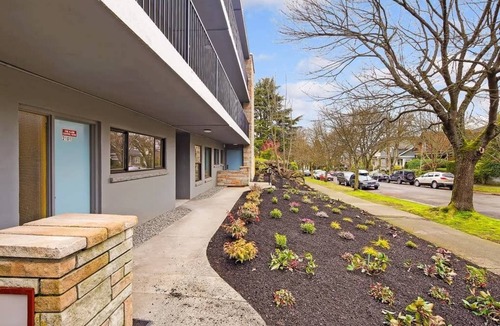 West Queen Anne Apartment | Modern, airy and bright, this private apartment sits on the top of Queen Anne hill.