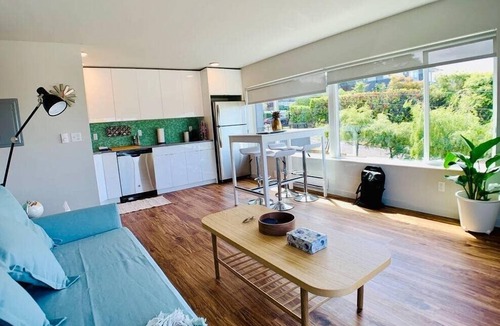 West Queen Anne Apartment | Modern, airy and bright, this private apartment sits on the top of Queen Anne hill.