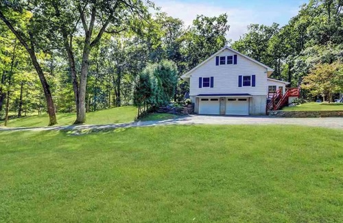 Mount Marion House | Modern Amenities, Country Setting, Enjoy Hiking, Festivals, & Wineries.