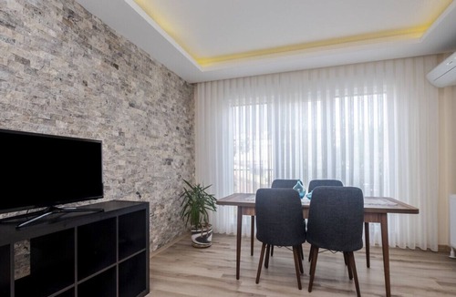 Maltepe Apartment | Modern and Central Flat with Balcony in Maltepe