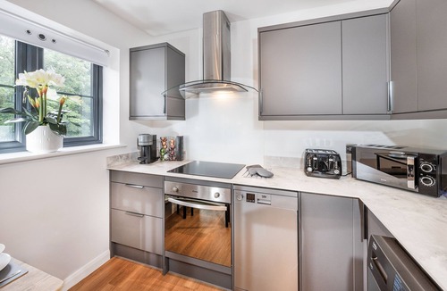 Southampton Apartment | Modern and charming 2-bedroom apartment located in the heart of Shirley, just minutes from Southampton City Centre. Surrounded by top restaurants, cafés, bars, and local attractions. Ideal for weekend breaks, business trips, staycations.