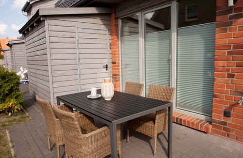 Carolinensiel House | Modern and comfortable: This chic terrace house of about