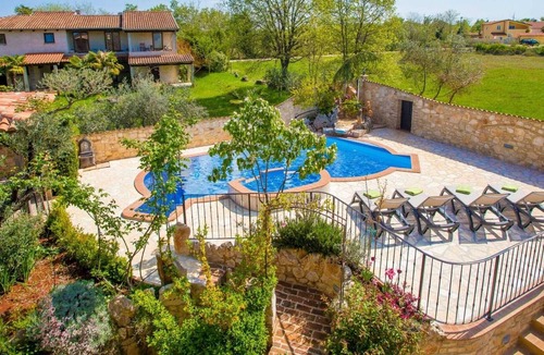 Nova Vas Other | Modern and comfortable apartment for 5 persons, with shared pool and garden