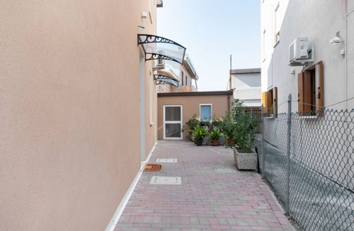 Peraga House | Modern and cozy room with private bathroom is part of the San Vincenzo Rooms Guest House and is perfect for 2 guests. The accommodation is located in the renovated building in Vigonza, which is 10 minutes by car from the center of Padua and on the direct