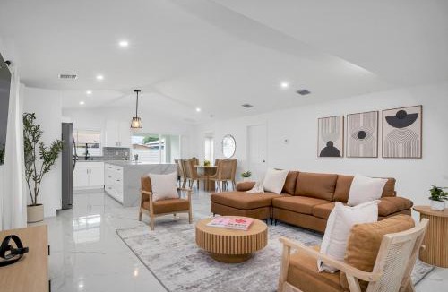 Lake Worth House | Modern and Luxurious Villa in West Palm Beach