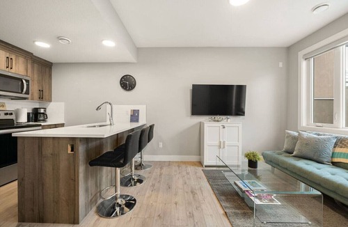 West Hillhurst Apartment | Modern and Pet-Friendly 1Br Suite Near Downtown