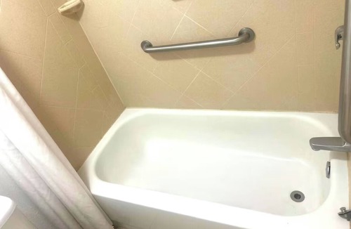 Whitesboro Hotel | Modern and Relaxing 2 Queen Beds Near Lake Dealey - Explore Whitesboro Easily